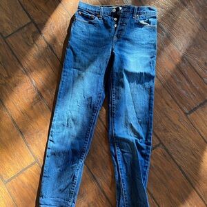 Levi’s wedgie straight. Medium blue rinse. Size 26.
